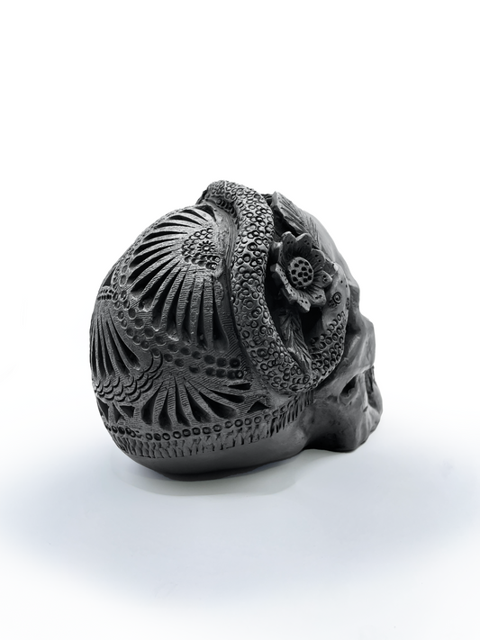 Calavera con tocado de serpiente