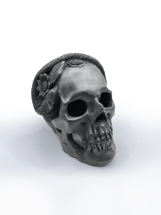 Calavera con tocado de serpiente