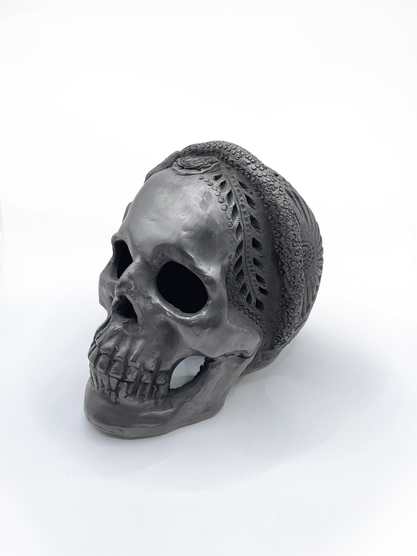 Calavera con tocado de serpiente