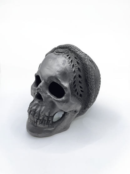 Calavera con tocado de serpiente