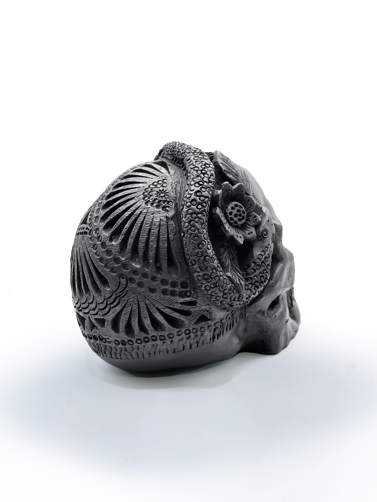 Calavera con tocado de serpiente