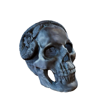Calavera con tocado de serpiente